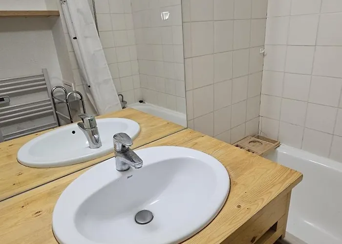 - Inout - 3 Beds Flat J-b6 *